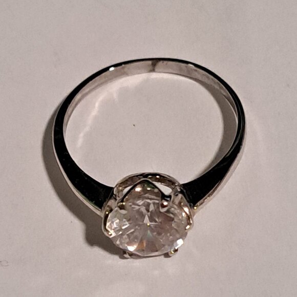 silver chrome color ring with diamond looking stone - Picture 5 of 6